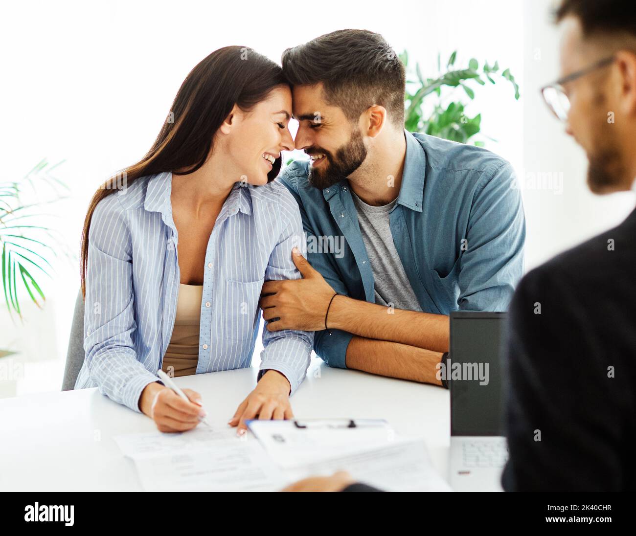 jeune couple qui tremble les mains traiter contrat immobilier investissement bureau d'affaires agent d'accord Banque D'Images