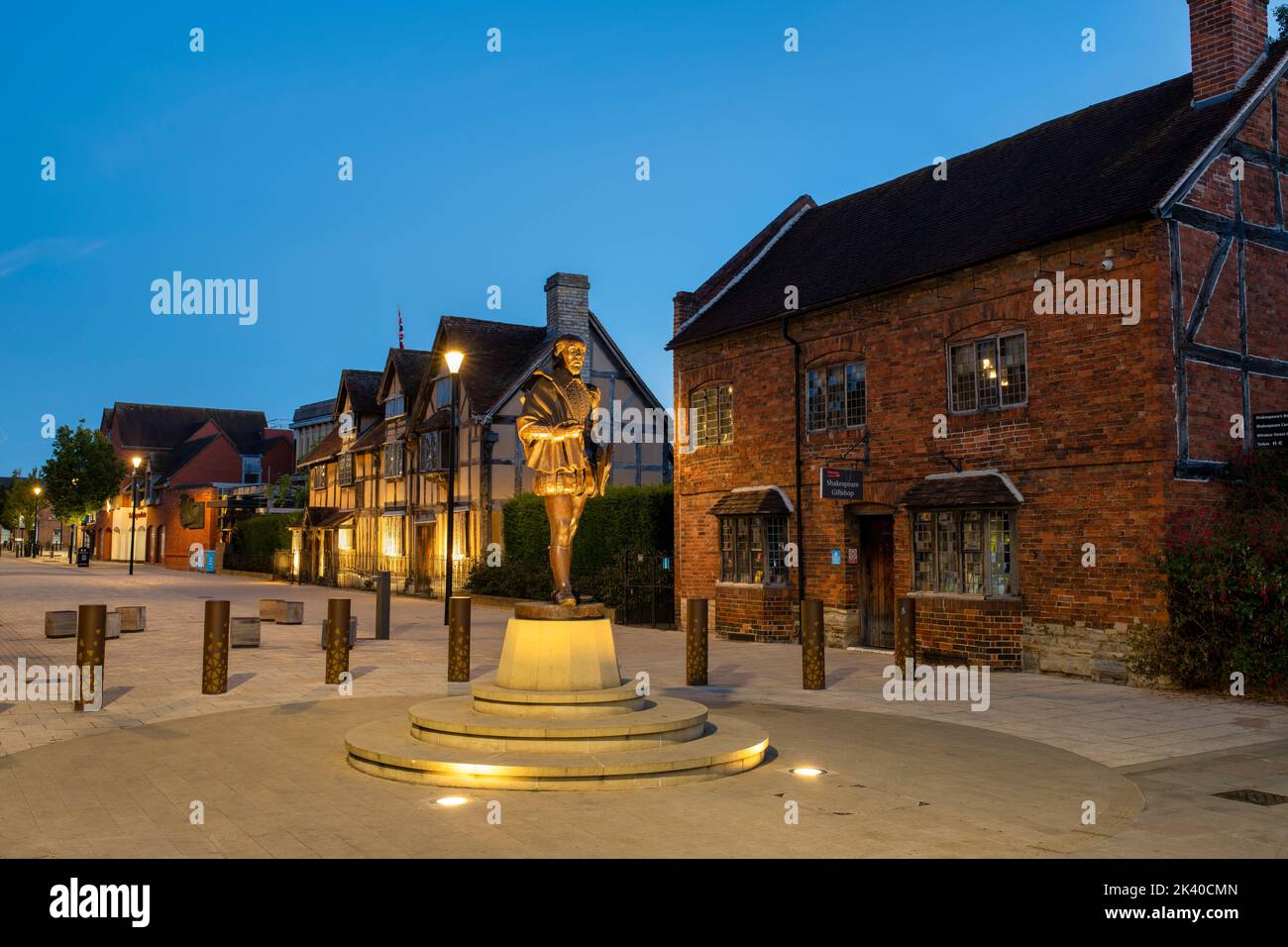 Statue de William Shakespeare illuminée à l'aube. Henley Street, Stratford-upon-Avon, Warwickshire, Angleterre Banque D'Images