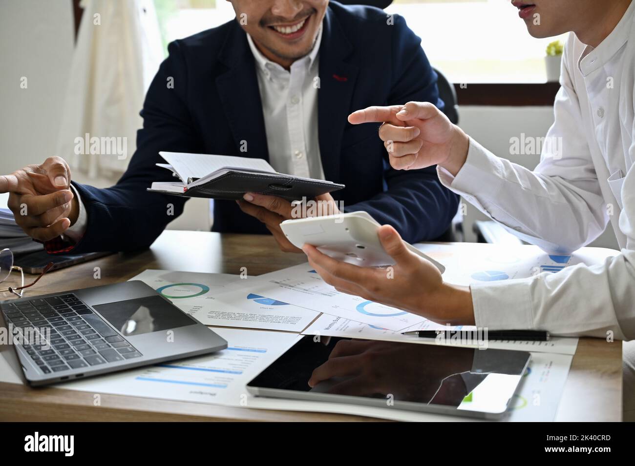 Deux hommes d'affaires asiatiques heureux ou des analystes financiers masculins remue-méninges et travaillent ensemble sur leur projet Banque D'Images