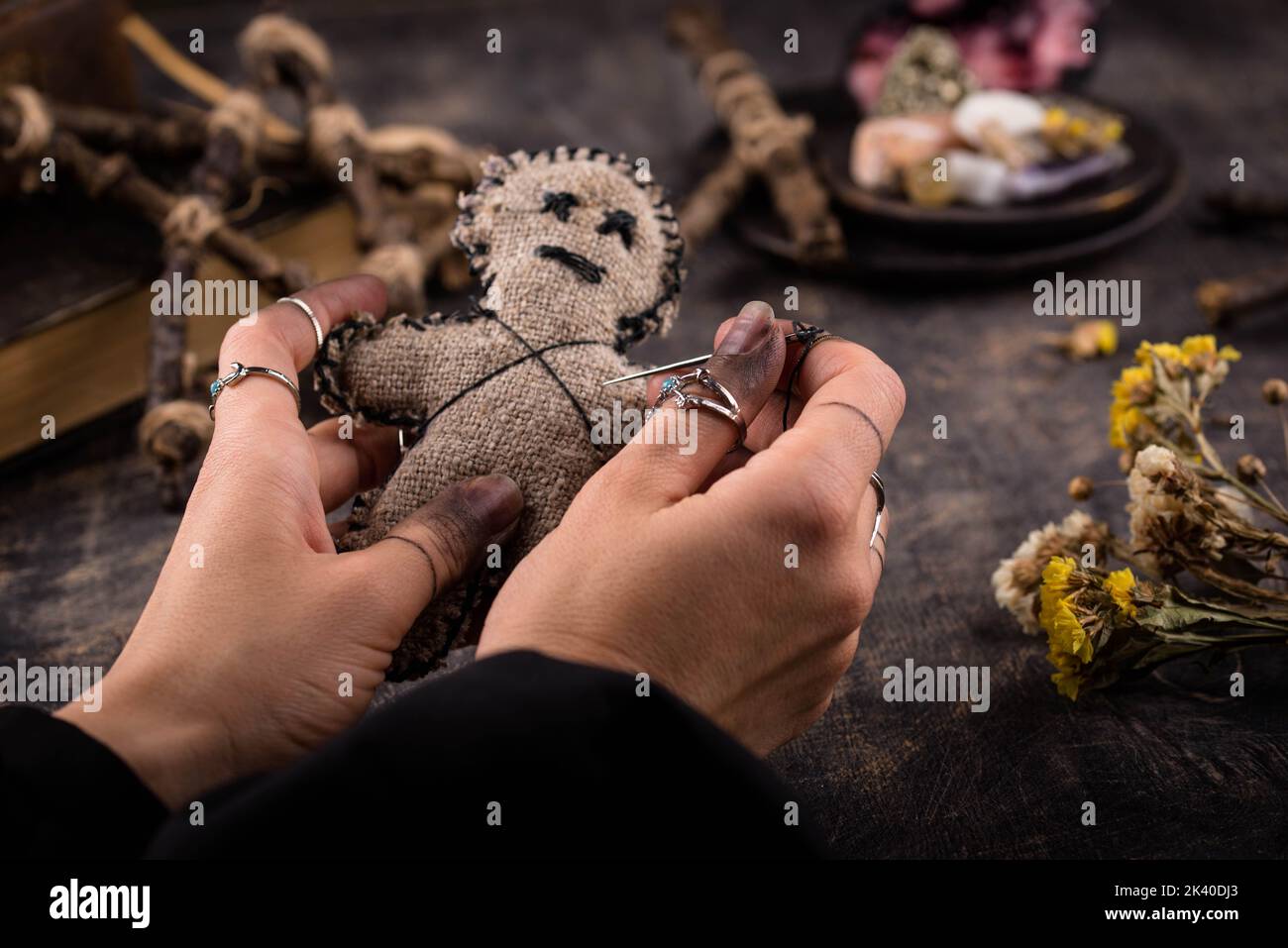 Poupée Voodoo. Rituel ésotérique magique noir. Banque D'Images