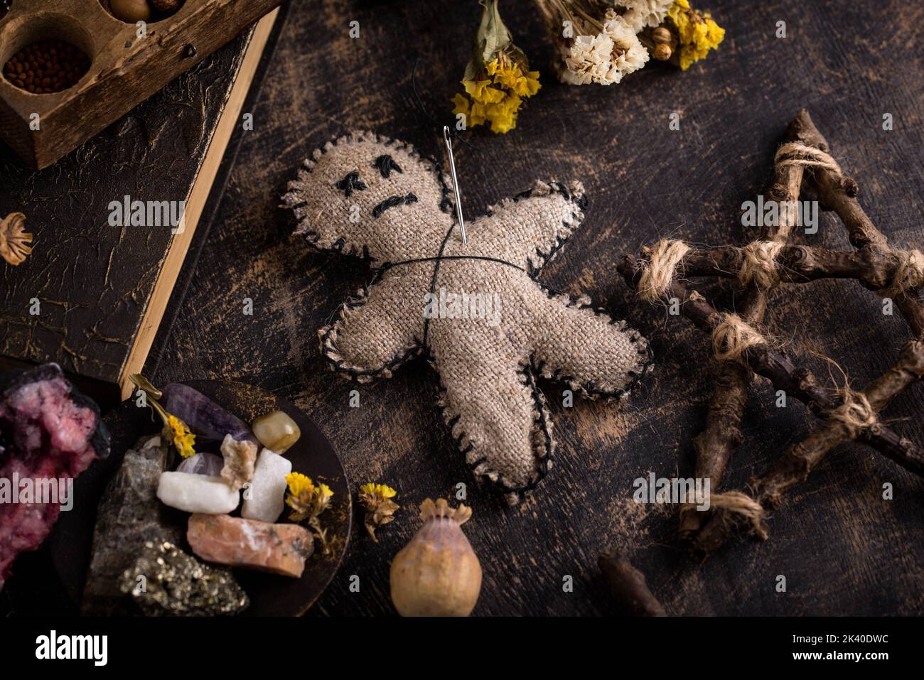 Poupée Voodoo. Rituel ésotérique magique noir. Banque D'Images