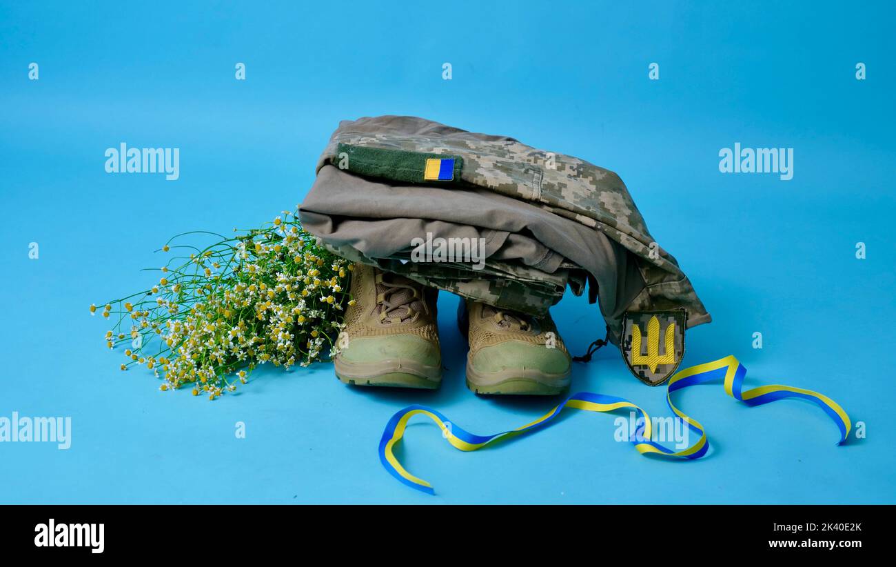 Uniforme militaire d'un soldat ukrainien des forces armées de l'Ukraine 2022 sur un fond bleu isolé dans un studio de gros plan dans la guerre avec la Russie. Vêtements d'un vrai héros Banque D'Images