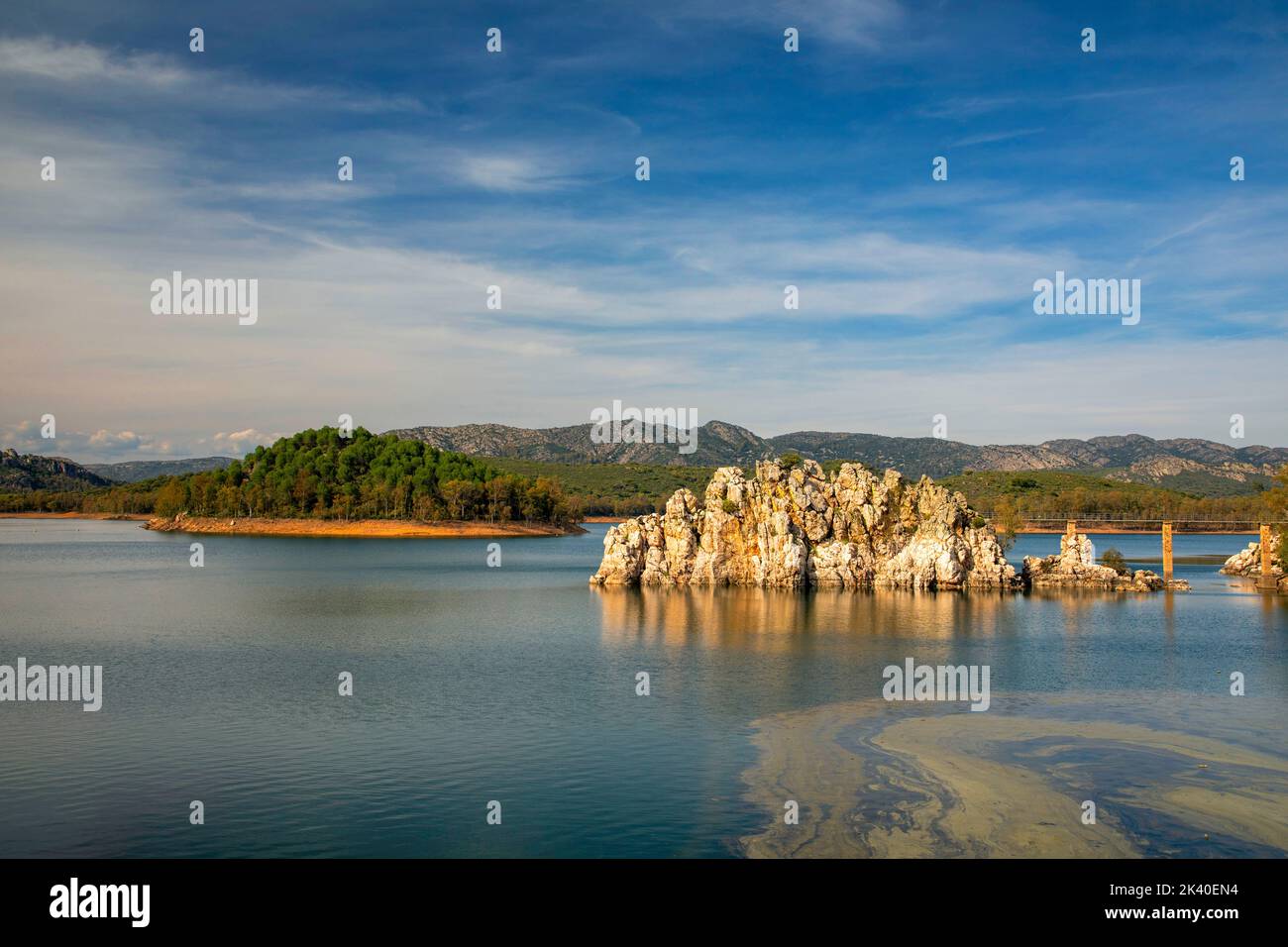 Embalse de Garcia de Sola, flèches rocheuses dans le lac de stockage, Espagne, Estrémadure, Talarrubias Banque D'Images