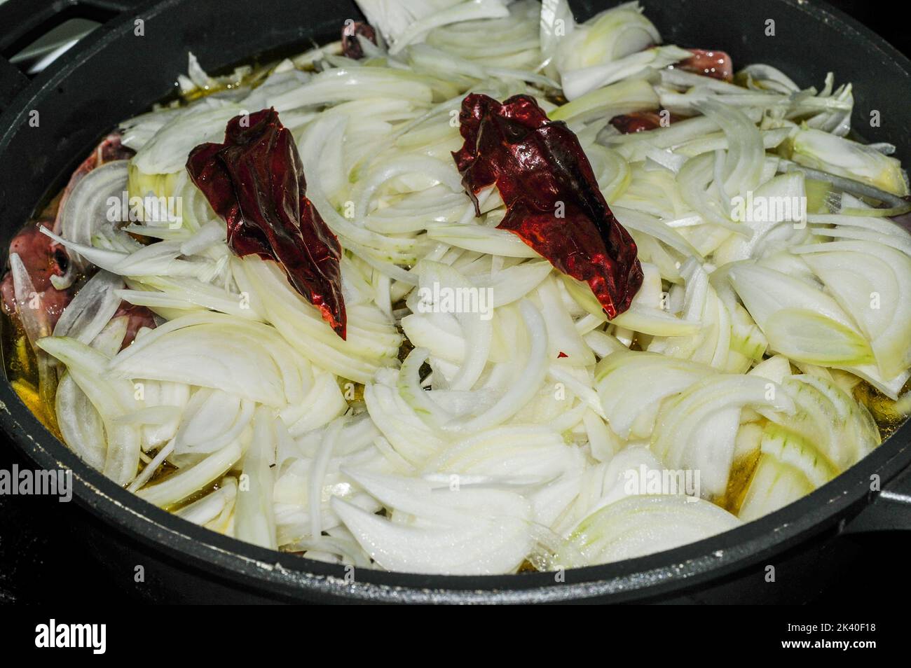 Perdrix marinés baignés de vin blanc. Banque D'Images