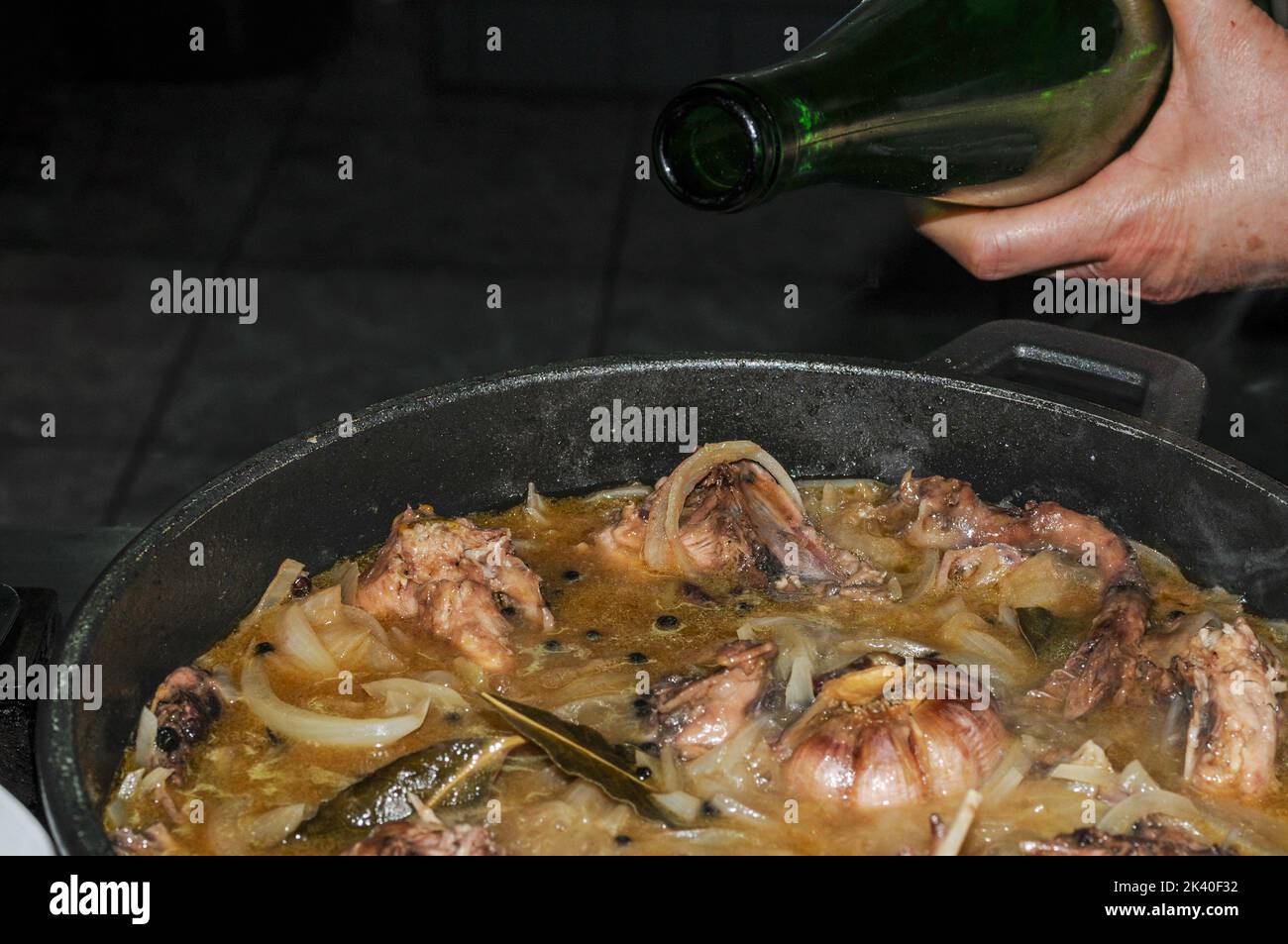 Perdrix marinés baignés de vin blanc. Banque D'Images