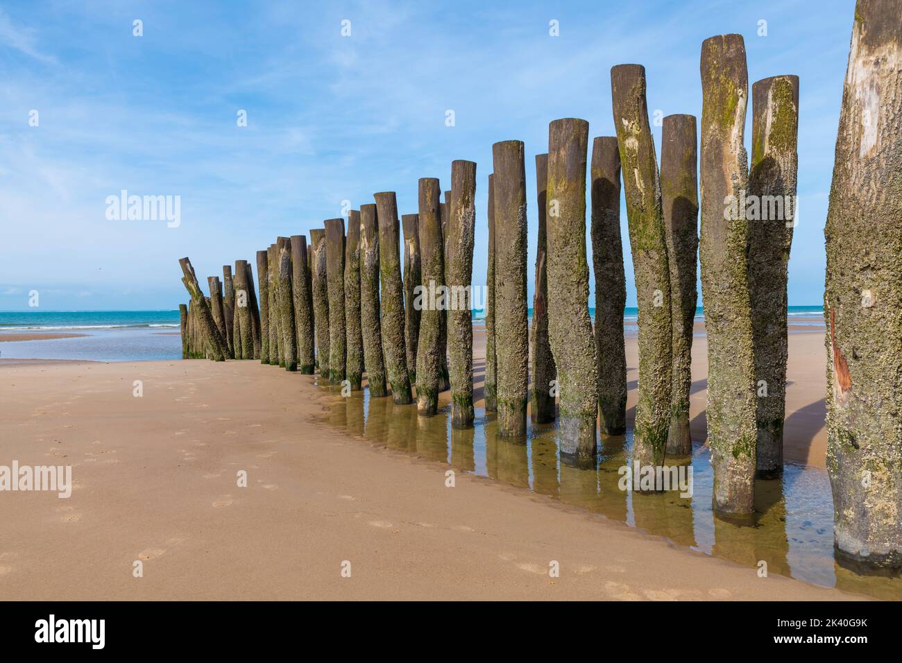 plage en france avec des poteaux en bois et le cahnnel entre la france et l'angleterre Banque D'Images