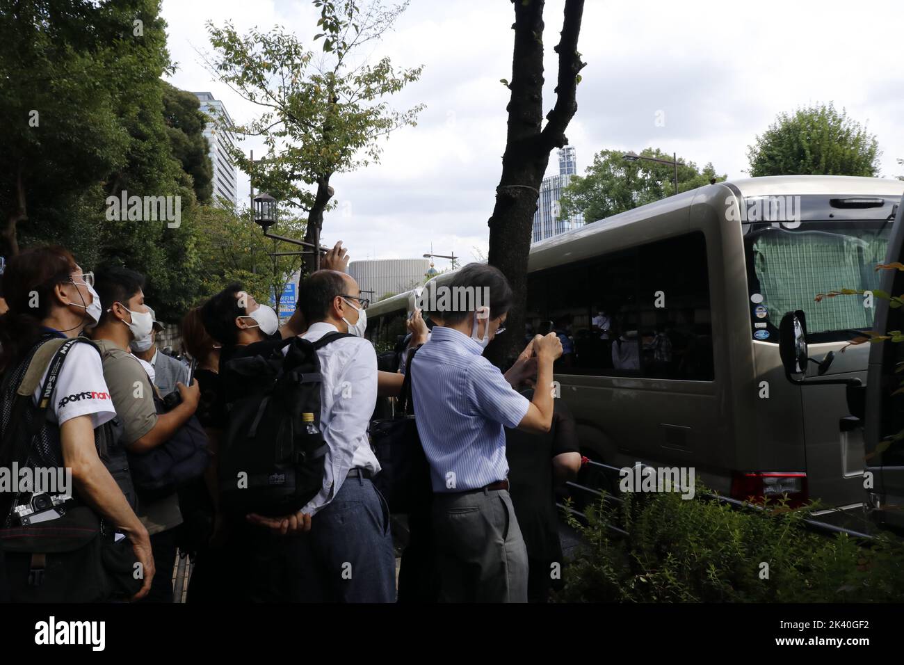 Les gens essaient de prendre une photo du stand de fleurs qui vient d'être installé le matin à l'extérieur de Nippon Budokan, où les funérailles d'État de l'ancien Premier ministre japonais Shinzo Abe se tiennent à 27 septembre 2022 à Tokyo, au Japon. Banque D'Images