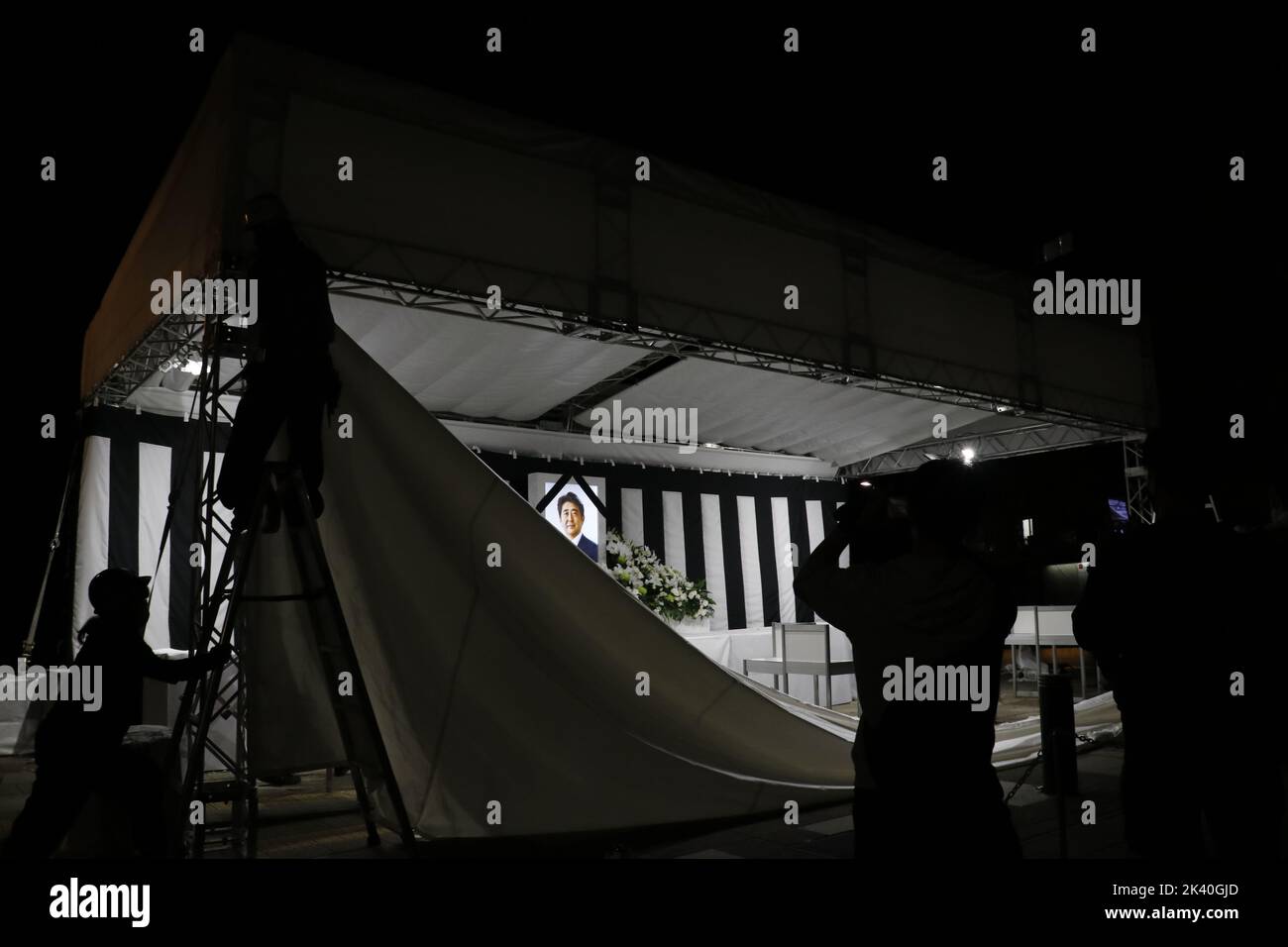 Le stand de fleurs installé à l'extérieur de Nippon Budokan se referme, où les funérailles d'État de l'ancien Premier ministre japonais Shinzo Abe ont eu lieu à 27 septembre 2022 à Tokyo, au Japon. Banque D'Images