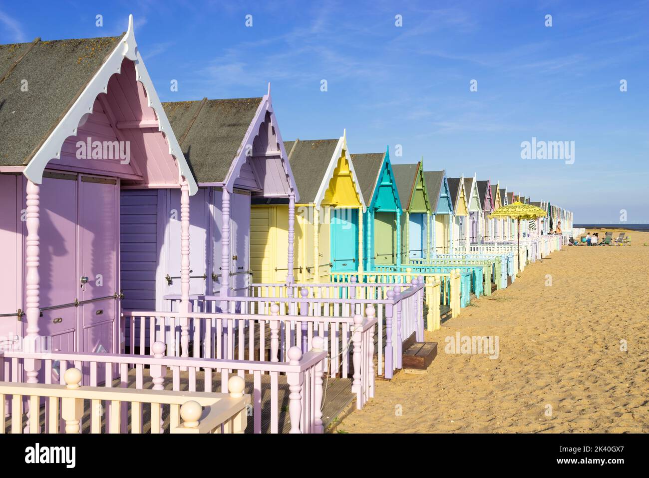 Cabanes de plage de Mersea Island huttes de plage colorées plage de Mersea Island West mersea Island Essex Angleterre GB Europe Banque D'Images