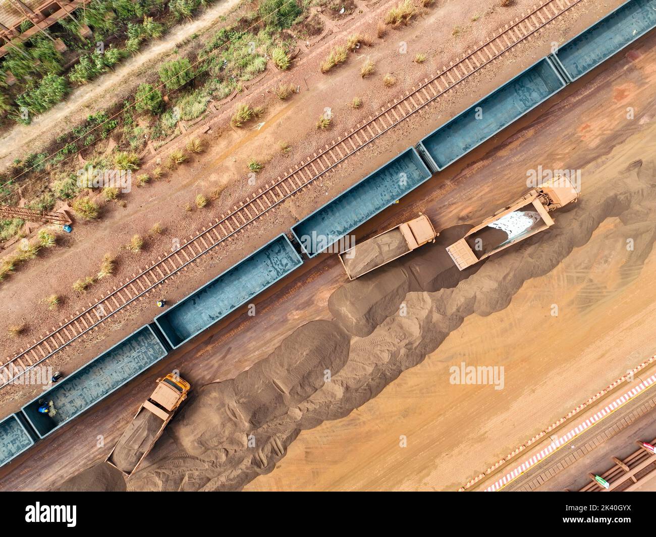 PUTIAN, CHINE - le 29 SEPTEMBRE 2022 - les gros camions déchargent le minerai de fer à côté des wagons du port de Dongwu dans la ville de Putian, province de Fujian, Chine, S Banque D'Images
