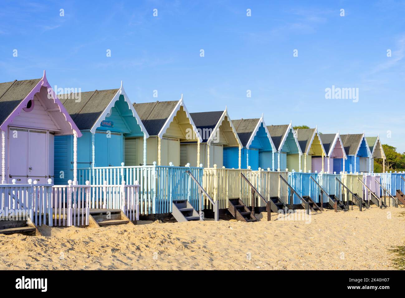 Cabanes de plage de Mersea Island ligne de cabanes de plage colorées sur la plage de Mersea Island à l'ouest de mersea Island Essex Angleterre GB Europe Banque D'Images