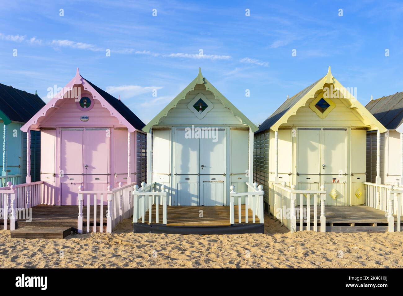 Cabanes de plage de Mersea Island huttes de plage colorées plage de Mersea Island West mersea Island Essex Angleterre GB Europe Banque D'Images
