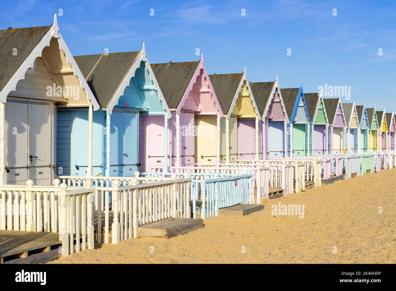 Mersea Island Beach huts rangée de huttes de plage colorées Mersea Island Beach West mersea Island Essex Angleterre GB Europe Banque D'Images
