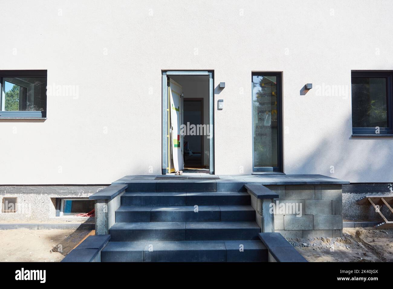 Ouvrez la porte d'entrée dans un nouveau bâtiment avec des escaliers en face Banque D'Images