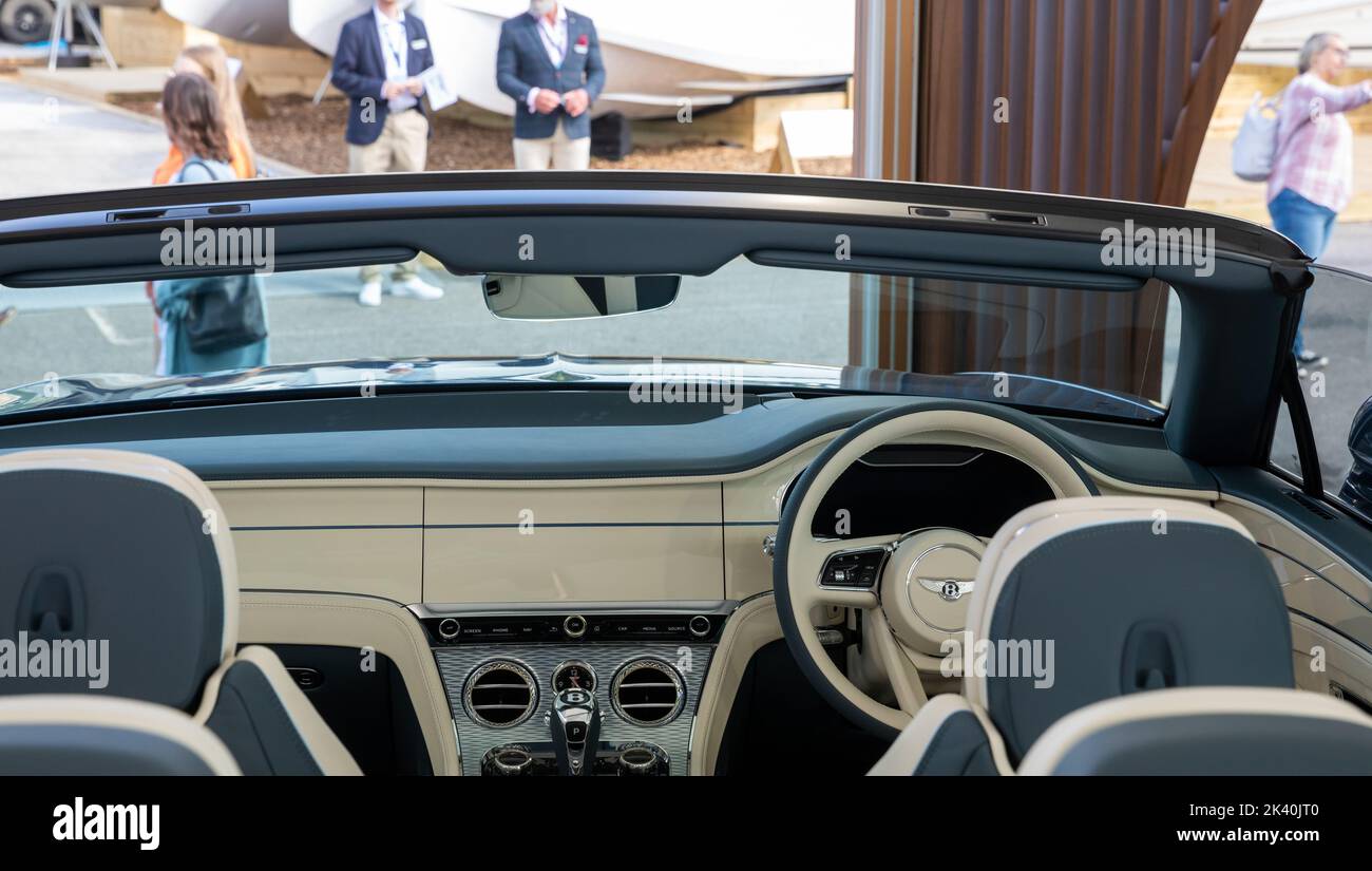 Une Bentley exposée sur un stand au Southampton Boat Show 2022 Banque D'Images