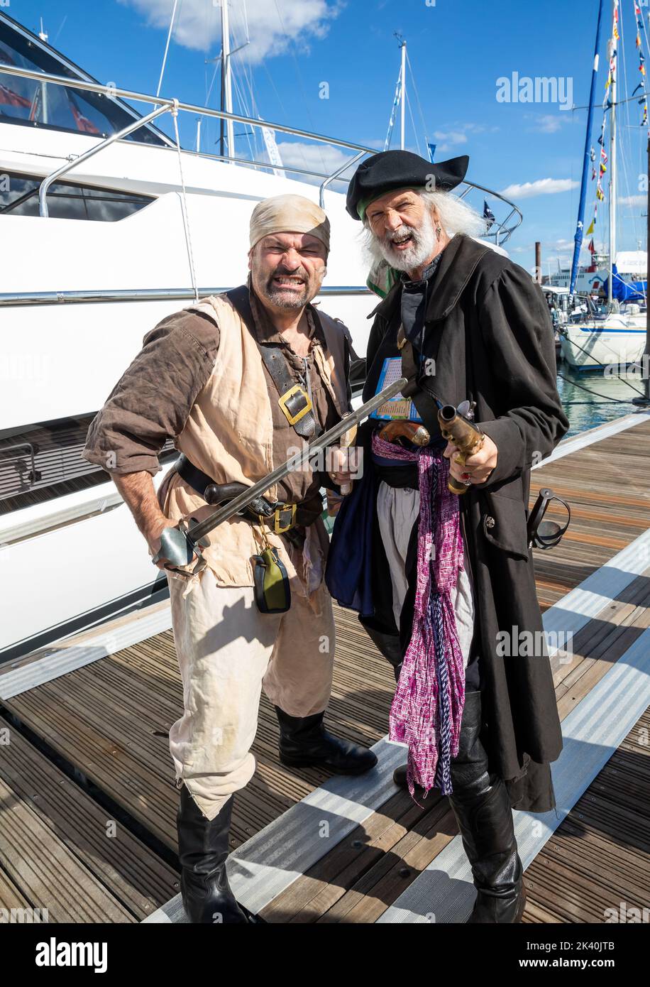 Une paire de pirates assistent au salon nautique de Southampton 2022 Banque D'Images