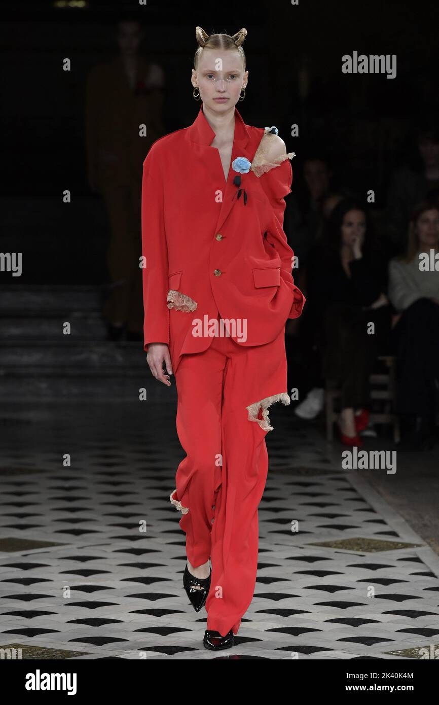 Manauin Un mannequin marche sur la piste au salon de mode Undercover lors du ...
