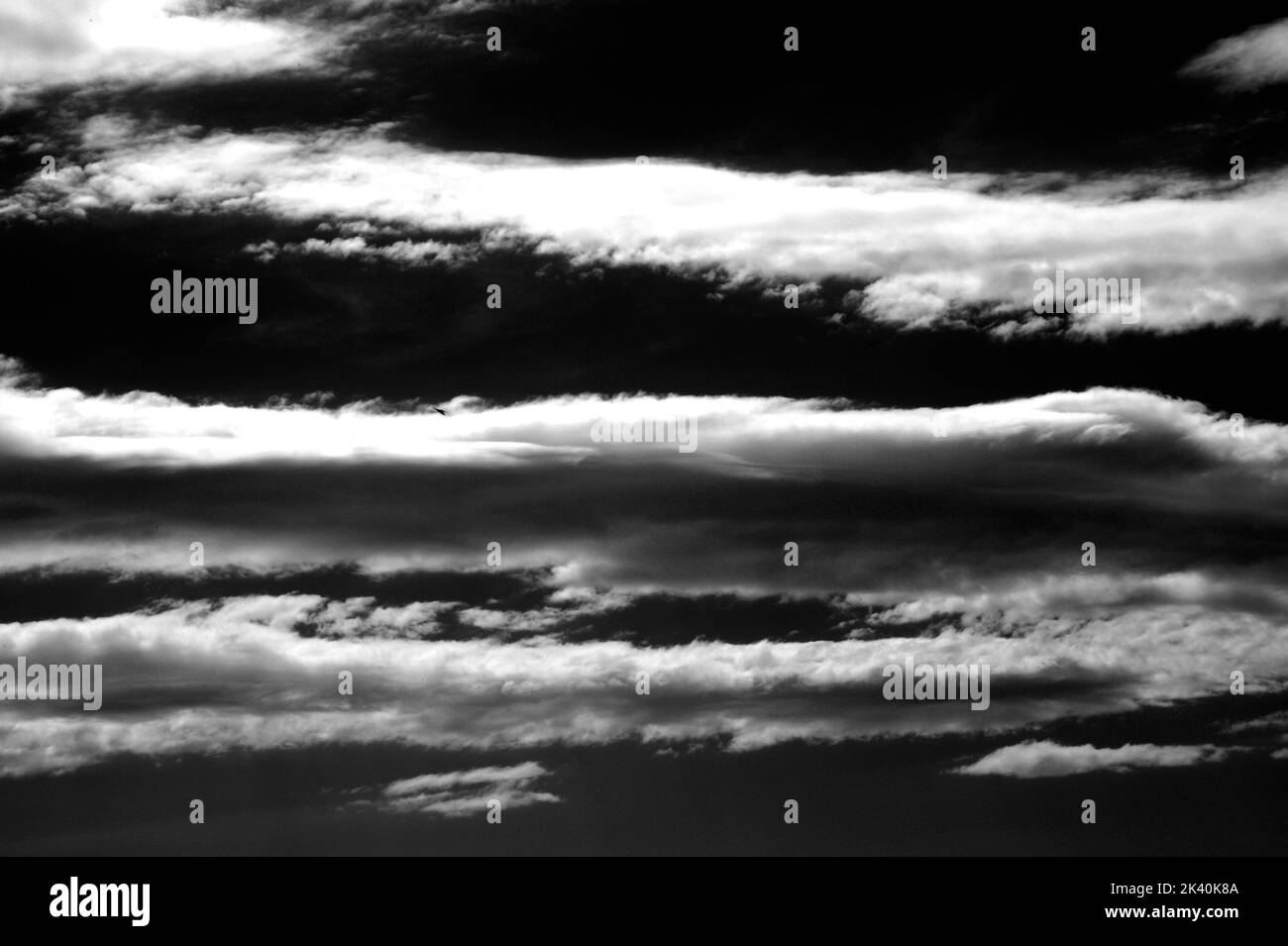 Nuages et ciel noir et blanc Banque D'Images