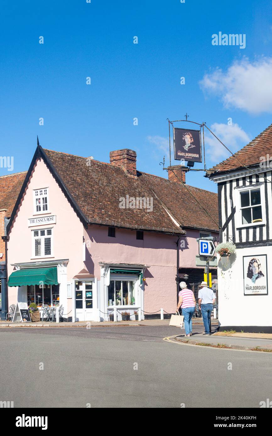 16th Century The Essex Rose Tea House et Marlborough Pub, High Street, Dedham, Essex, Angleterre, Royaume-Uni Banque D'Images