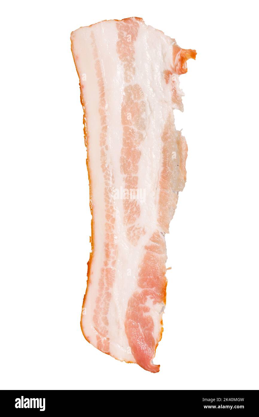 bande de bacon fumé cru isolée sur fond blanc Banque D'Images