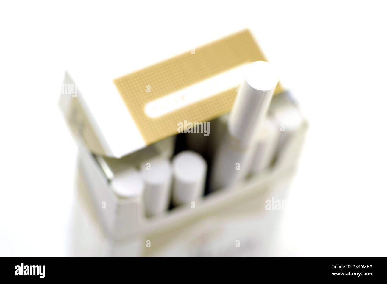 Paquet de cigarettes Marlboro sur fond blanc photo Banque D'Images