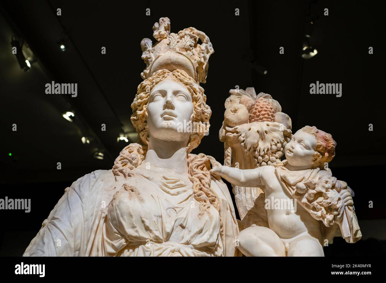 Statue de Tyche, déesse de Fortune dans la mythologie grecque. Sculpture de l'époque romaine. Musée archéologique d'Istanbul, Turquie. Banque D'Images