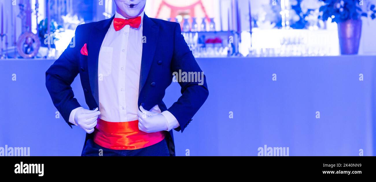 Méme méfait, lugubre et réfléchi, avec masque blanc Banque D'Images