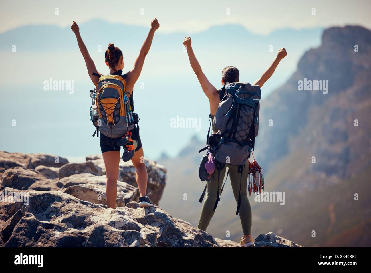 Les femmes de randonnée, de montagne et de sac à dos célèbrent le succès, la motivation et la réussite de l'escalade de falaise ou de trekking. Les gens, la liberté et la victoire Banque D'Images