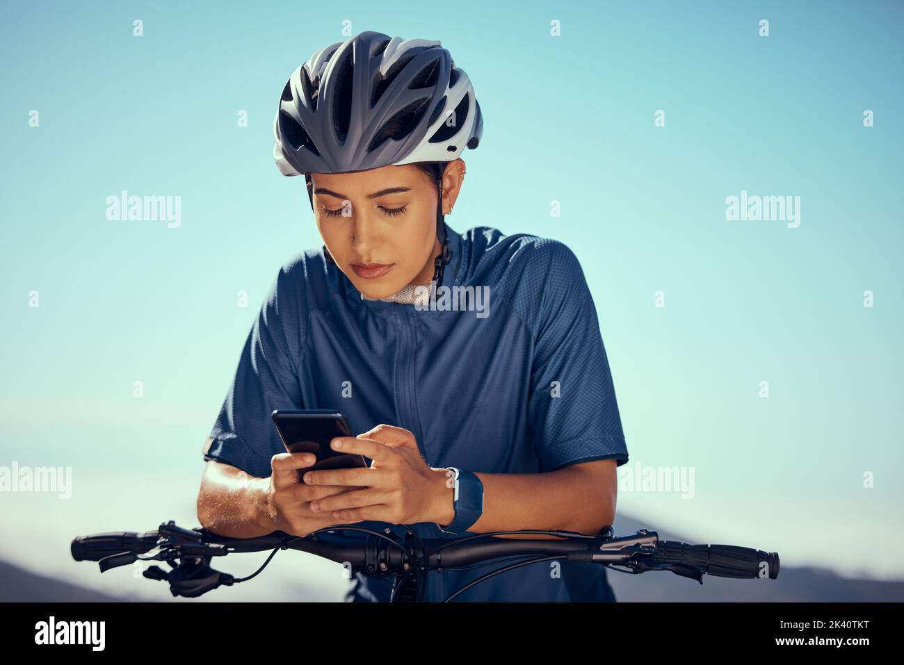 Femme à vélo, recherche gps sur smartphone avec Internet extérieur 5g et application mobile. Jeune cycliste vérifie l'emplacement en ligne sur moderne Banque D'Images