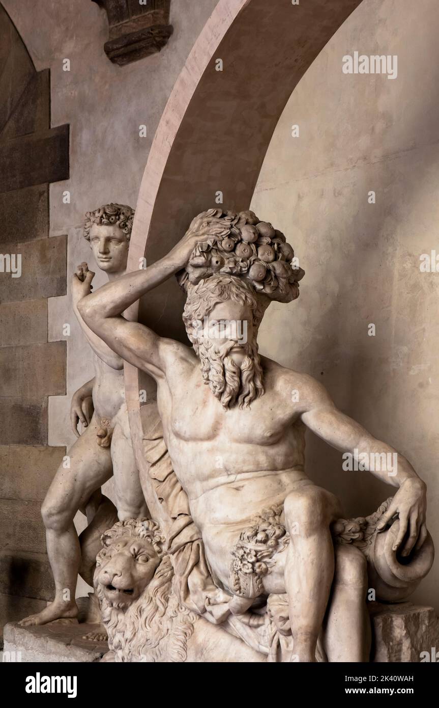La statue maniériste de l'Arno, reposant sur l'élégante courbe de la fontaine créée par Ammannati pour le Grand-Duc Cosimo I de Toscane. Banque D'Images