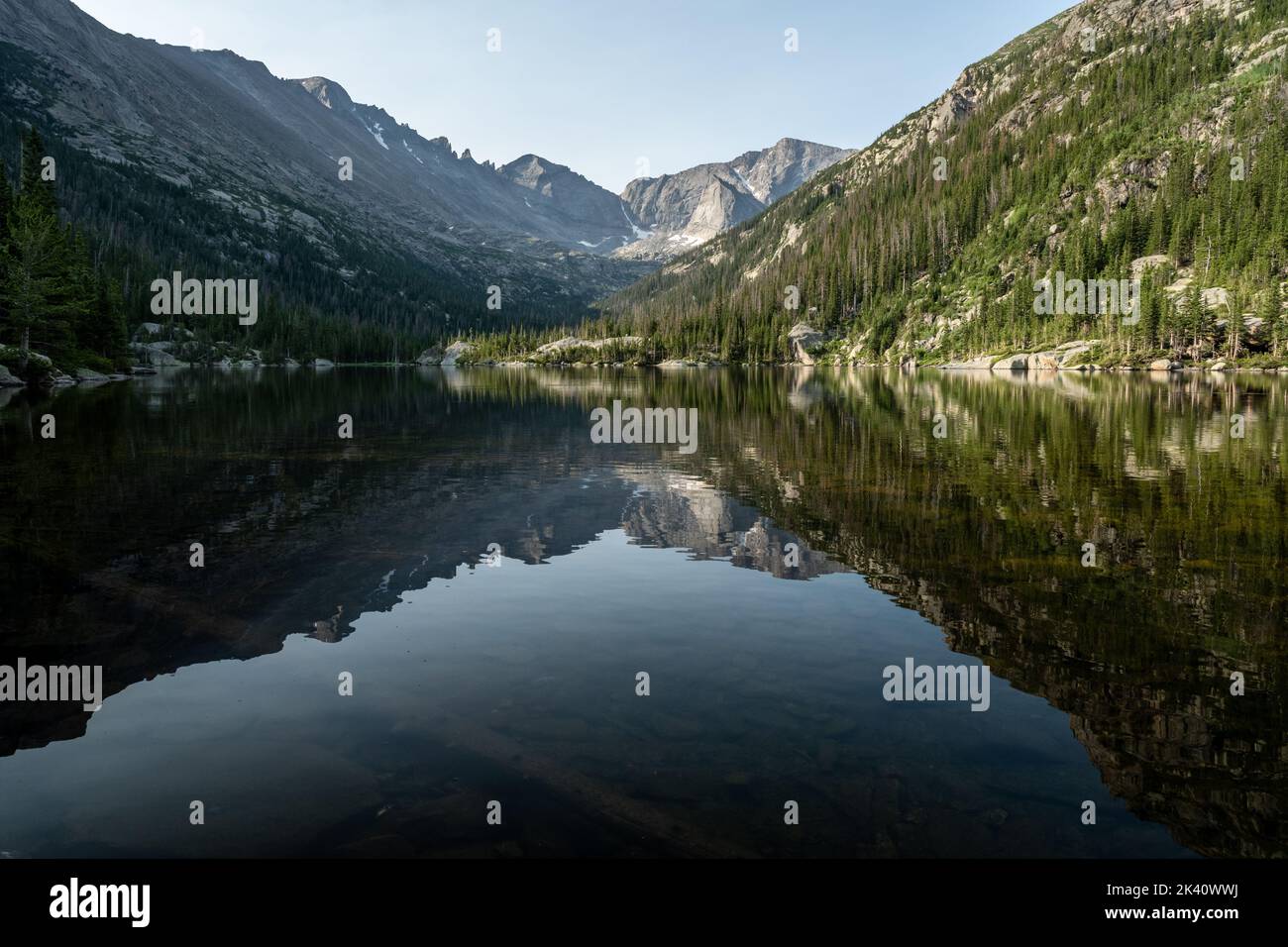 Eaux calmes du lac Mills dans le parc national des montagnes Rocheuses Banque D'Images
