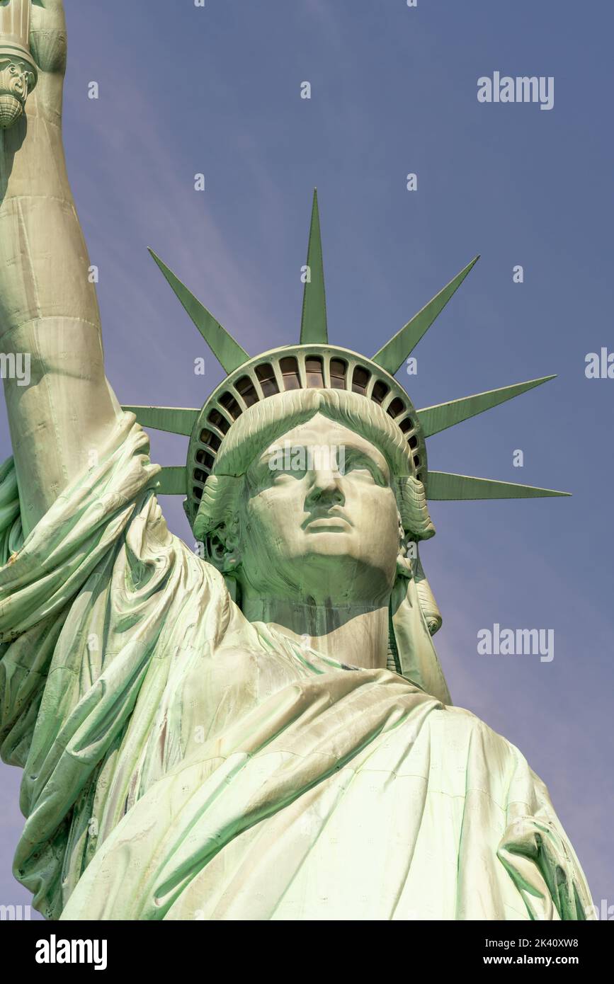 Gros plan sur le visage et la couronne de la Statue de la liberté par temps ensoleillé Banque D'Images