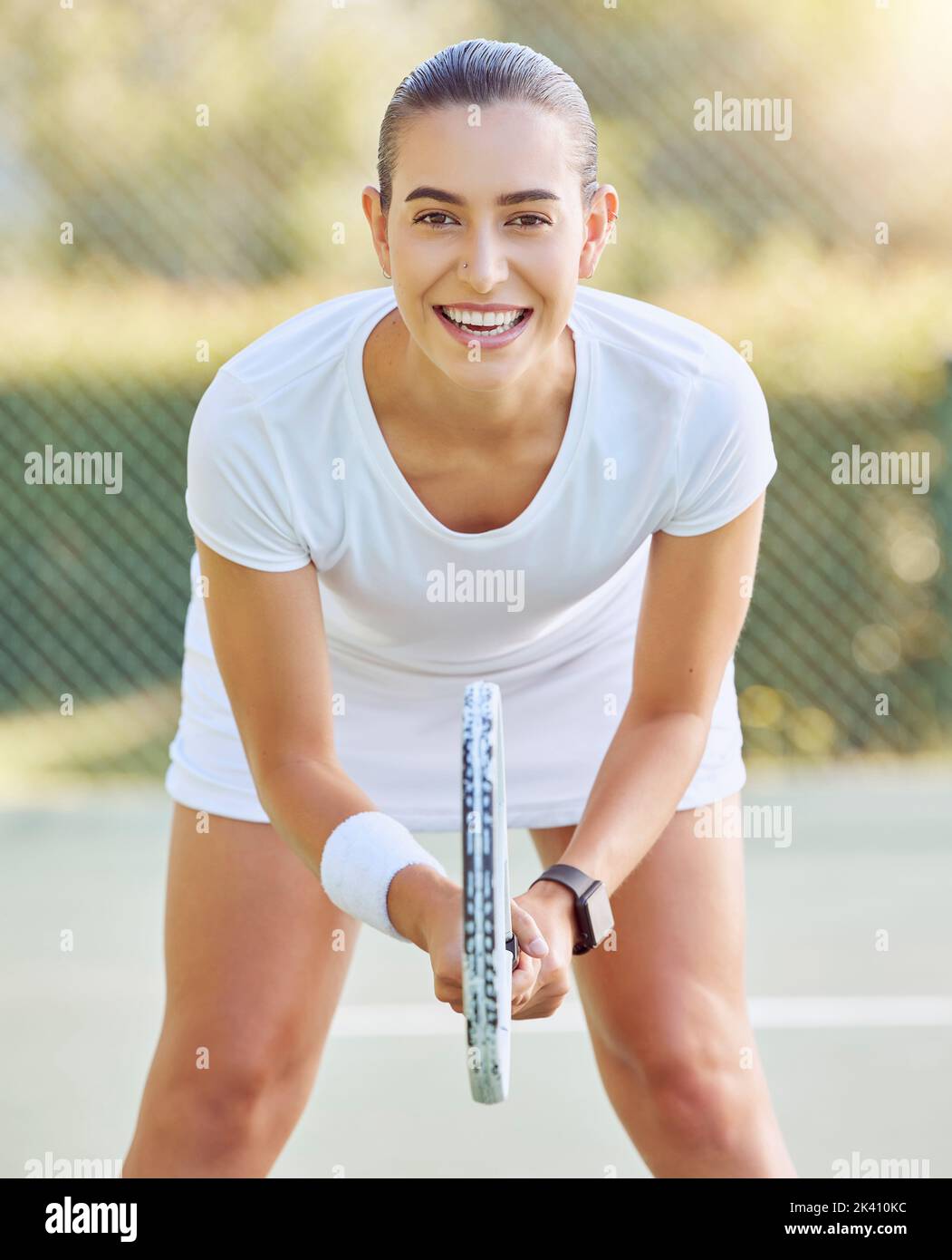 Portrait d'une femme de tennis avec une raquette sur le court de tennis, se préparer pour un match. Jeune joueur de tennis compétitif tenant une raquette de tennis Banque D'Images