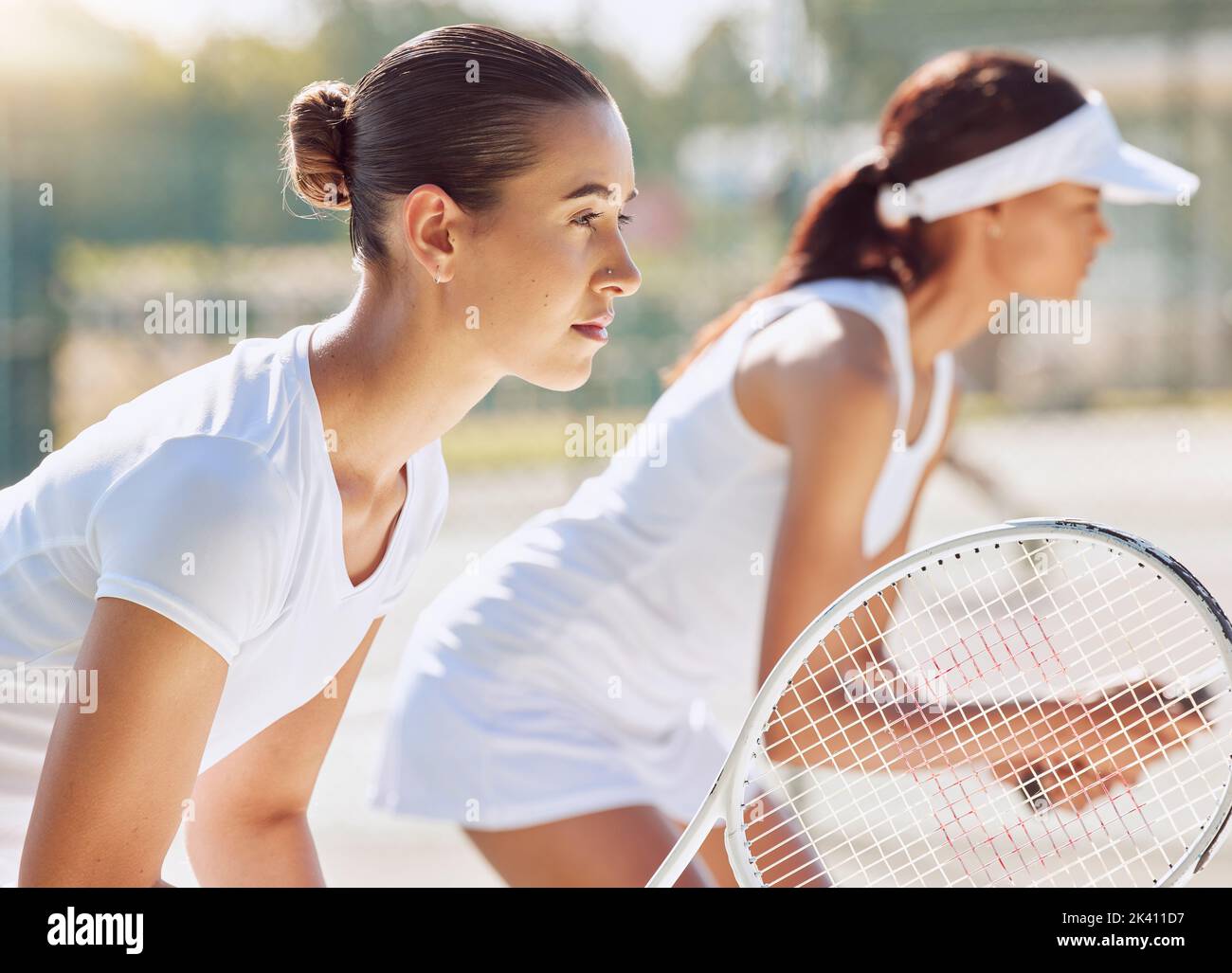 Jeu sportif, équipe de tennis et entraînement féminin pour la compétition professionnelle ensemble, se concentrer sur le terrain et prêt pour le travail d'équipe objectif dans le match. Les athlètes Banque D'Images