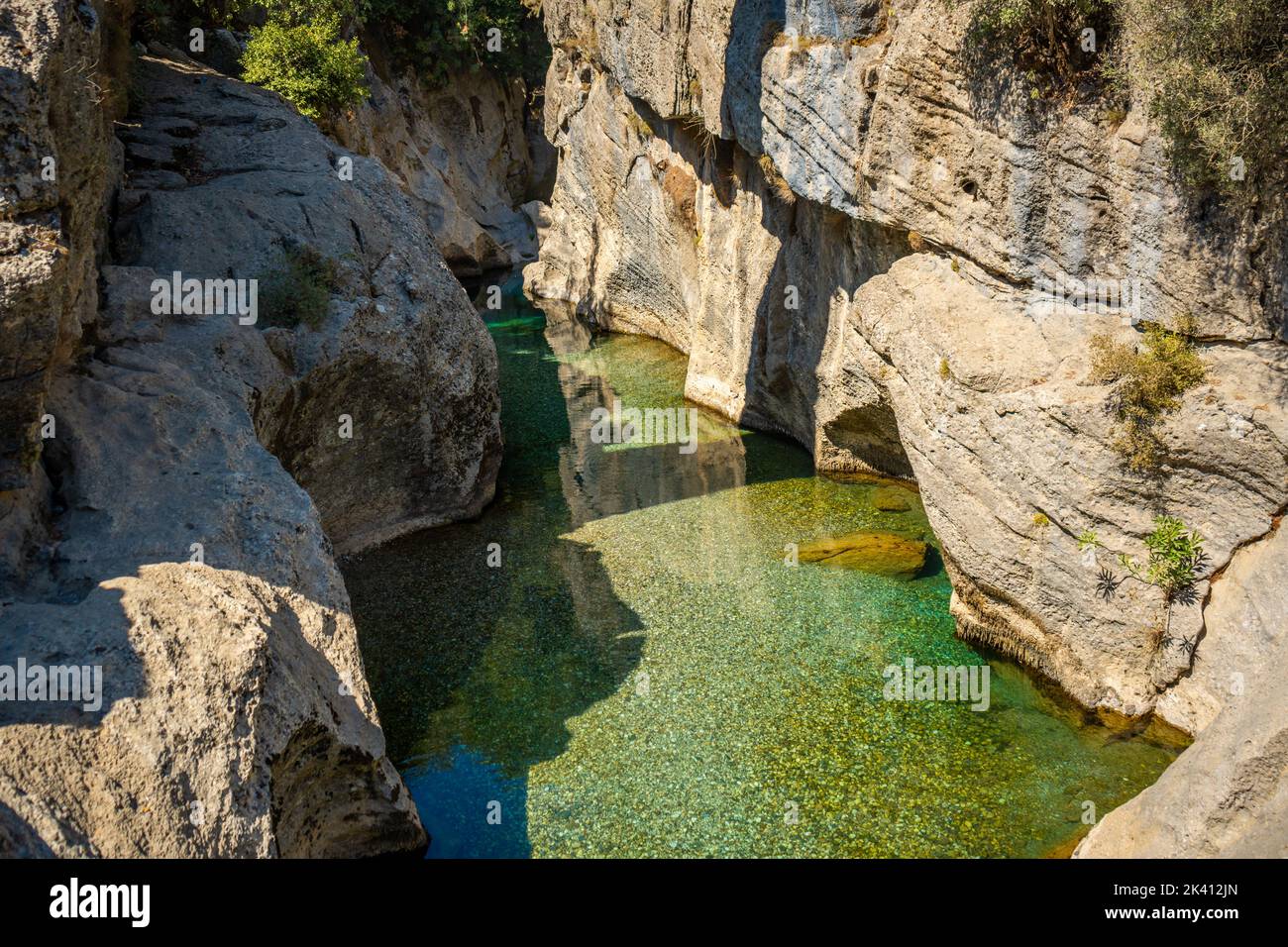 Vue panoramique sur le canyon et la rivière bleue de la montagne orageux près de l'ancien pont au-dessus de la gorge de la rivière Koprucay dans le parc national de Koprulu à Banque D'Images Vue panoramique sur le canyon et la rivière bleue de la montagne orageux près de l'ancien pont au-dessus de la gorge de la rivière Koprucay dans le parc national de Koprulu à Banque D'Images