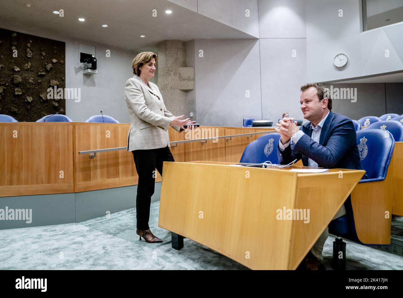 2022-09-29 14:57:57 LA HAYE - Karien van Gennip, ministre des Affaires sociales et de l'emploi, et Bart van Kent (SP) avant un débat à la Chambre des représentants sur la pénurie sur le marché du travail. ANP BART MAAT pays-bas hors - belgique hors Banque D'Images