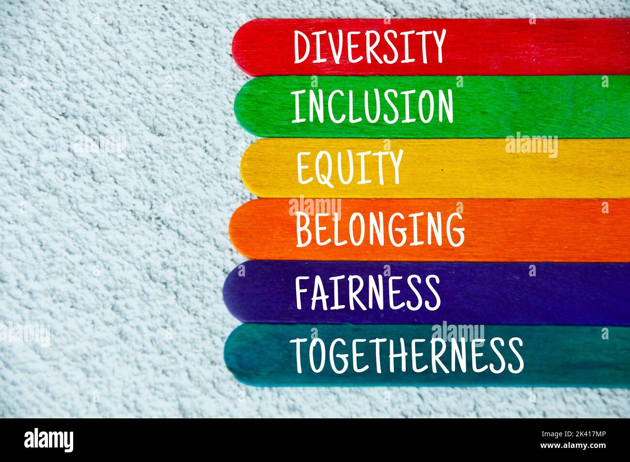 Texte sur la diversité, l'inclusion, l'égalité, l'appartenance, l'équité et la convivialité sur bâton de bois coloré - concept de culture d'entreprise Banque D'Images