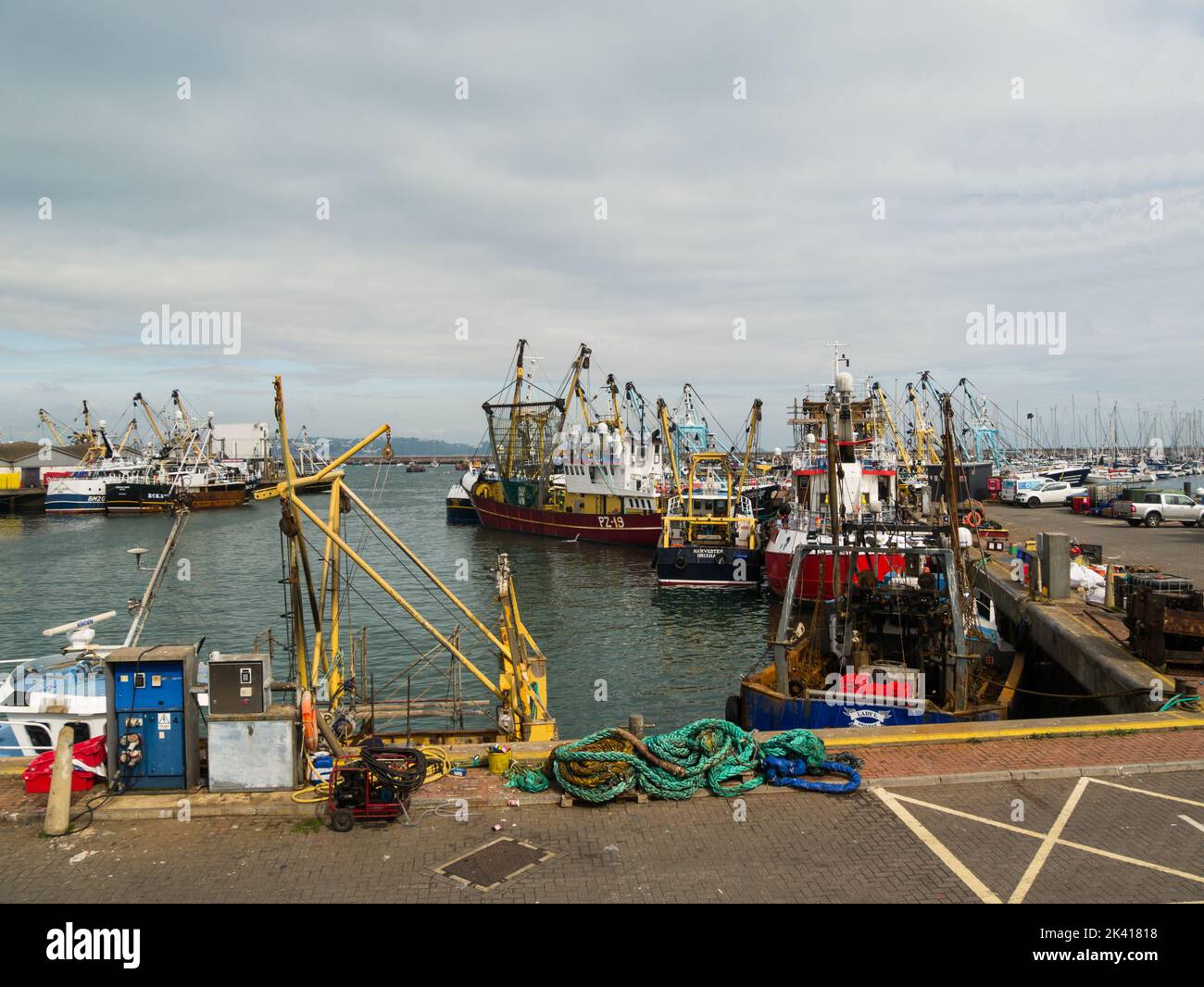 Quelques-uns de la flotte de pêche importante de Brixham de bateaux de jour locaux et de chalutiers à gros faisceau qui pêchent principalement dans la Manche Devon Angleterre Royaume-Uni anglais RIV Banque D'Images