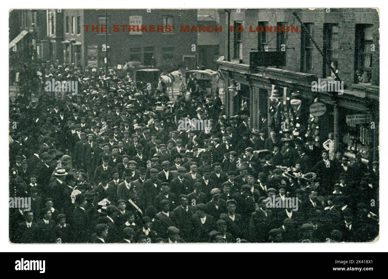 Carte postale originale de l'époque édouardienne des hommes de la classe ouvrière. Les bootmakers du Northamptonshire ont marché sur le bureau de guerre à pied de Raunds près de Wellingborough à Londres. Les manifestants étaient dirigés par Joe Gribble et la marche a commencé le 8th mai 1905. ROYAUME-UNI Banque D'Images