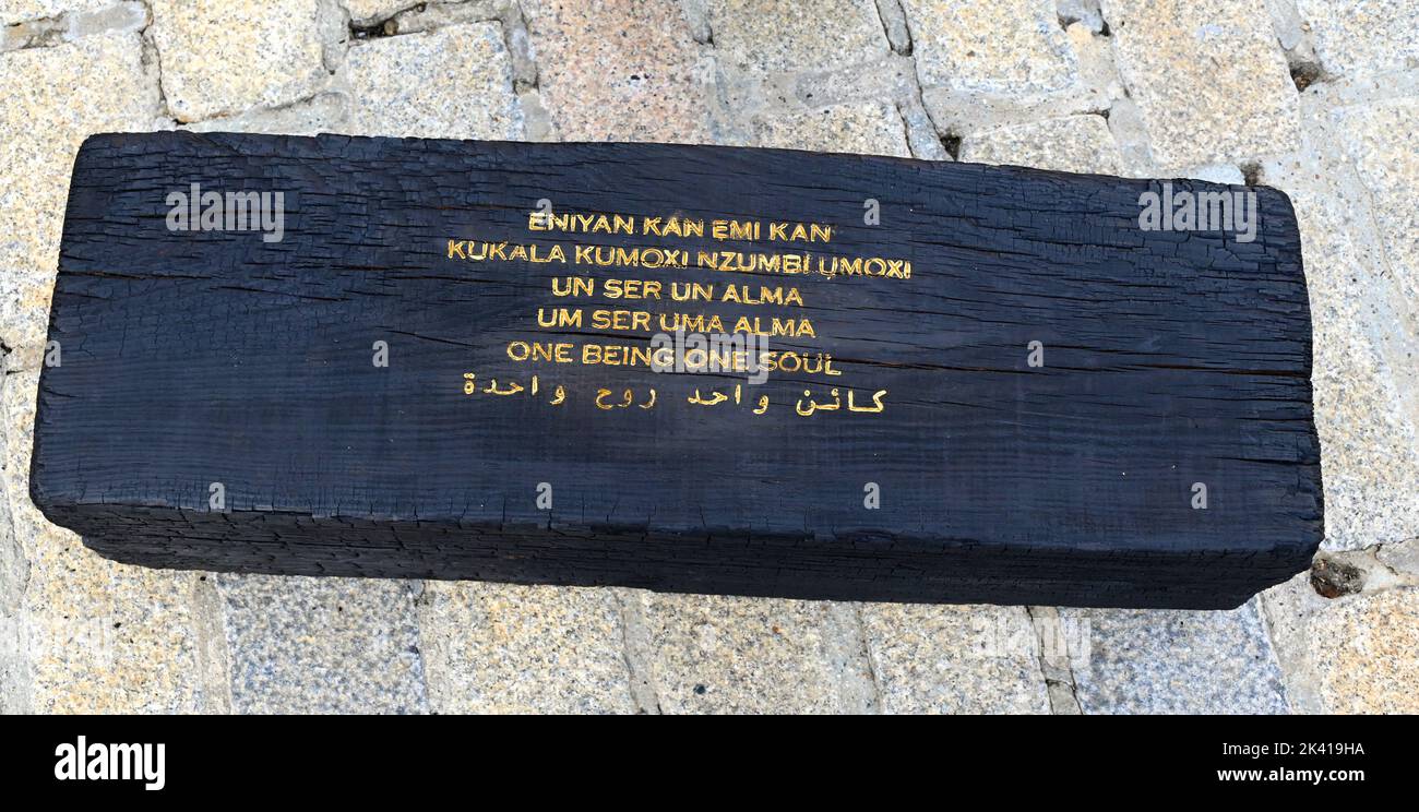 L'artiste interdisciplinaire Grada Kilomba apporte son installation acclamée par la critique O Barco/The Boat à Somerset House cet automne. Présentée au Royaume-Uni pour la première fois , la grande installation et la performance est spécialement présentée par Somerset House à l'occasion du 10th anniversaire de la Foire d'art contemporain africain de 1-54. Grada Kilomba est un artiste transdisciplinaire portugais basé à Berlin dont le travail tire sur la mémoire , traumatisme , genre et post-colonialisme ... Banque D'Images
