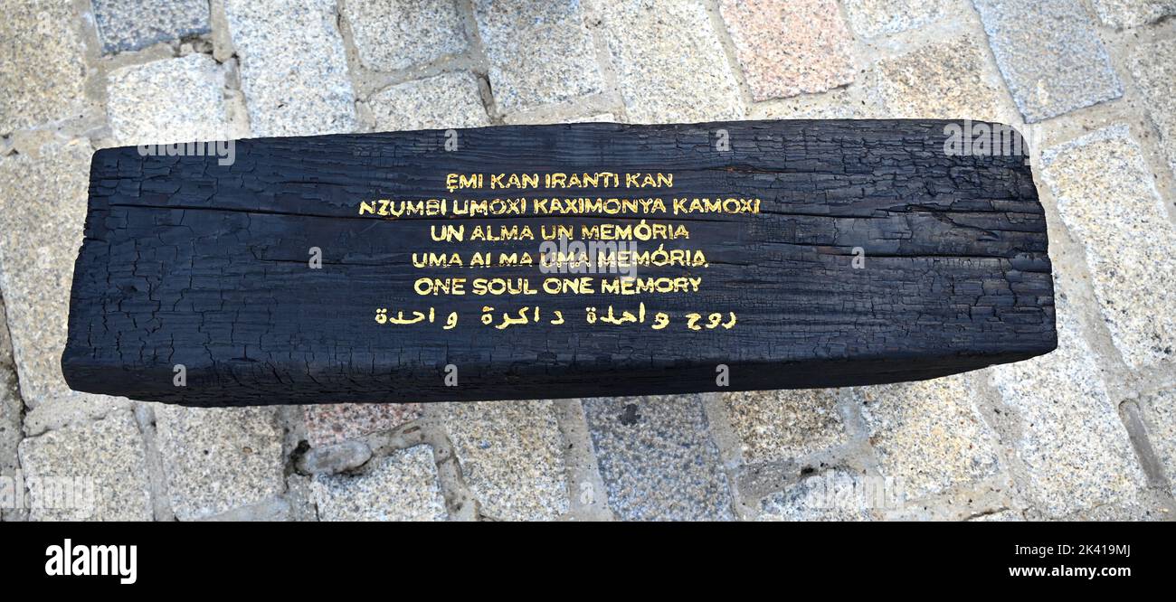 L'artiste interdisciplinaire Grada Kilomba apporte son installation acclamée par la critique O Barco/The Boat à Somerset House cet automne. Présentée au Royaume-Uni pour la première fois , la grande installation et la performance est spécialement présentée par Somerset House à l'occasion du 10th anniversaire de la Foire d'art contemporain africain de 1-54. Grada Kilomba est un artiste transdisciplinaire portugais basé à Berlin dont le travail tire sur la mémoire , traumatisme , genre et post-colonialisme ... Banque D'Images