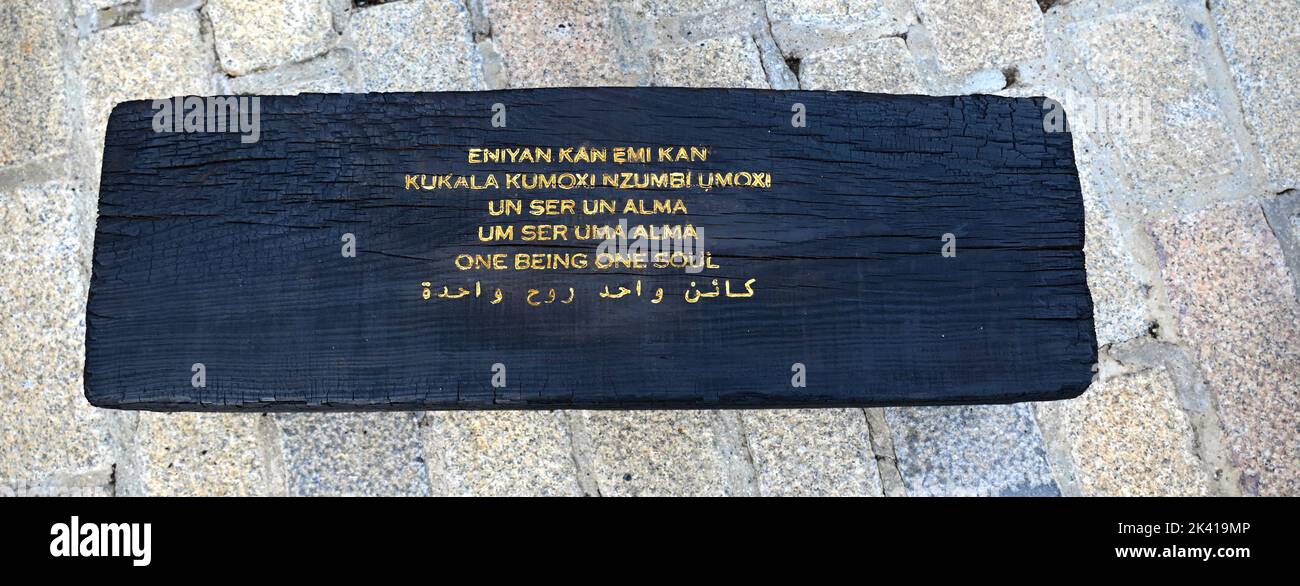 L'artiste interdisciplinaire Grada Kilomba apporte son installation acclamée par la critique O Barco/The Boat à Somerset House cet automne. Présentée au Royaume-Uni pour la première fois , la grande installation et la performance est spécialement présentée par Somerset House à l'occasion du 10th anniversaire de la Foire d'art contemporain africain de 1-54. Grada Kilomba est un artiste transdisciplinaire portugais basé à Berlin dont le travail tire sur la mémoire , traumatisme , genre et post-colonialisme ... Banque D'Images