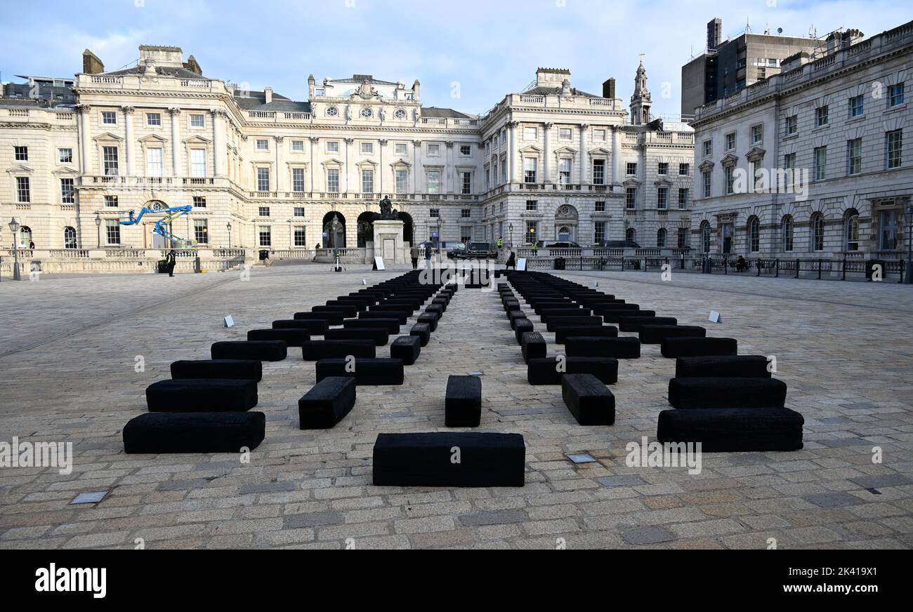 L'artiste interdisciplinaire Grada Kilomba apporte son installation acclamée par la critique O Barco/The Boat à Somerset House cet automne. Présentée au Royaume-Uni pour la première fois , la grande installation et la performance est spécialement présentée par Somerset House à l'occasion du 10th anniversaire de la Foire d'art contemporain africain de 1-54. Grada Kilomba est un artiste transdisciplinaire portugais basé à Berlin dont le travail tire sur la mémoire , traumatisme , genre et post-colonialisme ... Banque D'Images