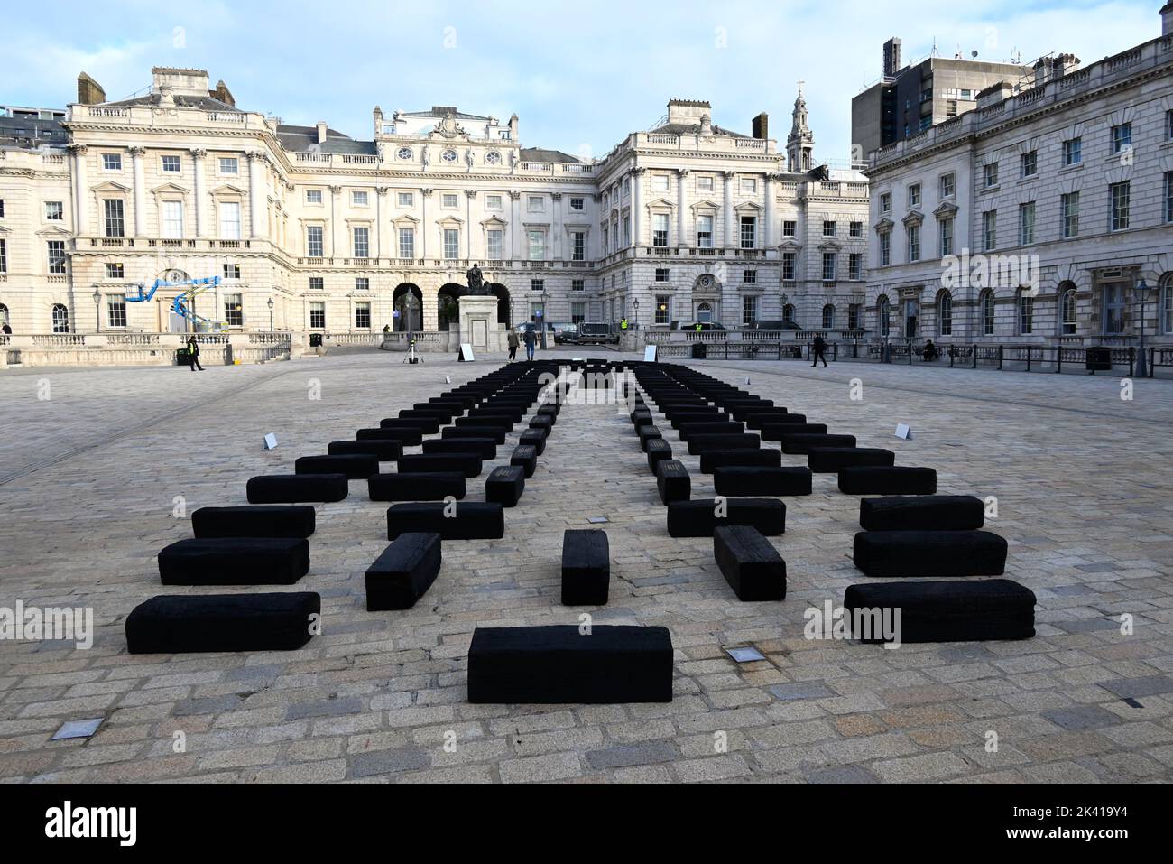 L'artiste interdisciplinaire Grada Kilomba apporte son installation acclamée par la critique O Barco/The Boat à Somerset House cet automne. Présentée au Royaume-Uni pour la première fois , la grande installation et la performance est spécialement présentée par Somerset House à l'occasion du 10th anniversaire de la Foire d'art contemporain africain de 1-54. Grada Kilomba est un artiste transdisciplinaire portugais basé à Berlin dont le travail tire sur la mémoire , traumatisme , genre et post-colonialisme ... Banque D'Images