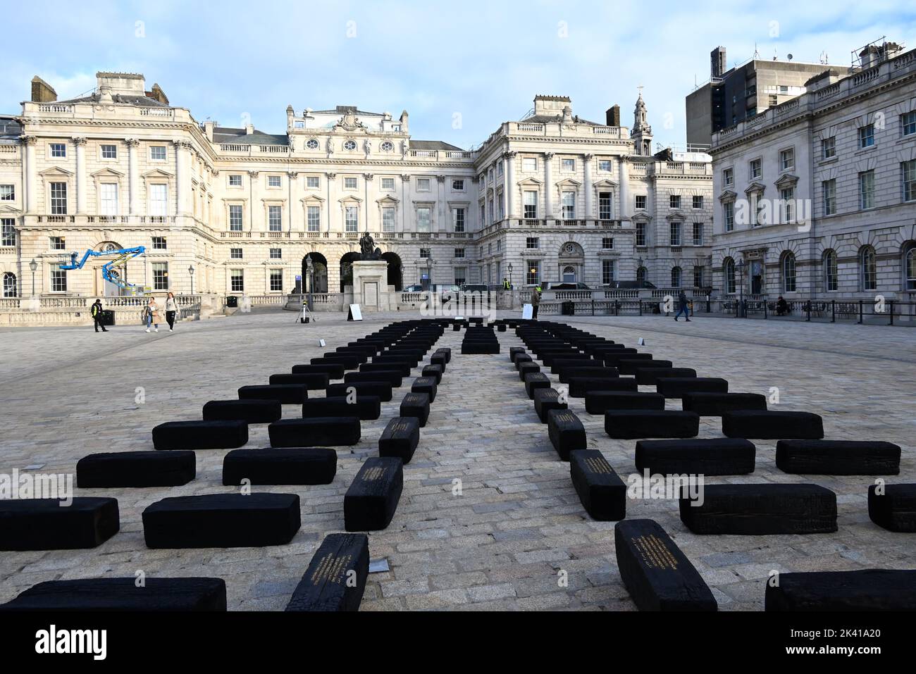 L'artiste interdisciplinaire Grada Kilomba apporte son installation acclamée par la critique O Barco/The Boat à Somerset House cet automne. Présentée au Royaume-Uni pour la première fois , la grande installation et la performance est spécialement présentée par Somerset House à l'occasion du 10th anniversaire de la Foire d'art contemporain africain de 1-54. Grada Kilomba est un artiste transdisciplinaire portugais basé à Berlin dont le travail tire sur la mémoire , traumatisme , genre et post-colonialisme ... Banque D'Images