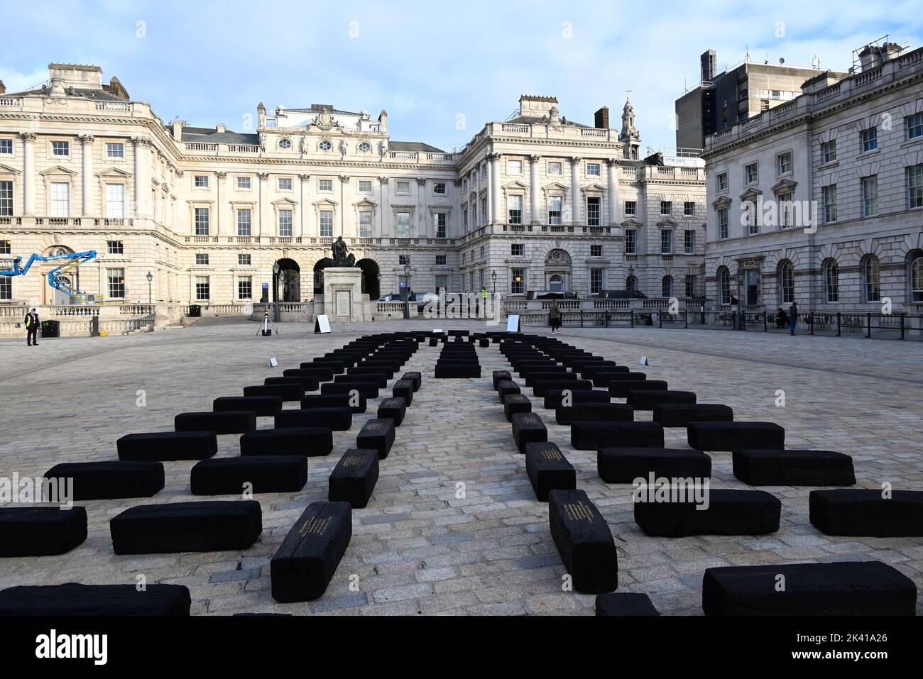 L'artiste interdisciplinaire Grada Kilomba apporte son installation acclamée par la critique O Barco/The Boat à Somerset House cet automne. Présentée au Royaume-Uni pour la première fois , la grande installation et la performance est spécialement présentée par Somerset House à l'occasion du 10th anniversaire de la Foire d'art contemporain africain de 1-54. Grada Kilomba est un artiste transdisciplinaire portugais basé à Berlin dont le travail tire sur la mémoire , traumatisme , genre et post-colonialisme ... Banque D'Images