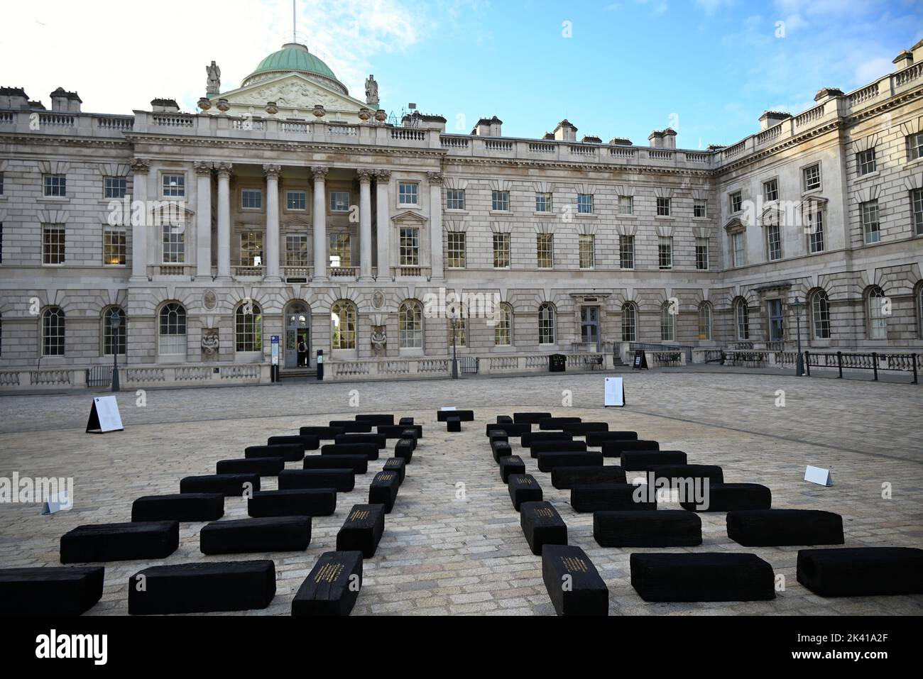 L'artiste interdisciplinaire Grada Kilomba apporte son installation acclamée par la critique O Barco/The Boat à Somerset House cet automne. Présentée au Royaume-Uni pour la première fois , la grande installation et la performance est spécialement présentée par Somerset House à l'occasion du 10th anniversaire de la Foire d'art contemporain africain de 1-54. Grada Kilomba est un artiste transdisciplinaire portugais basé à Berlin dont le travail tire sur la mémoire , traumatisme , genre et post-colonialisme ... Banque D'Images