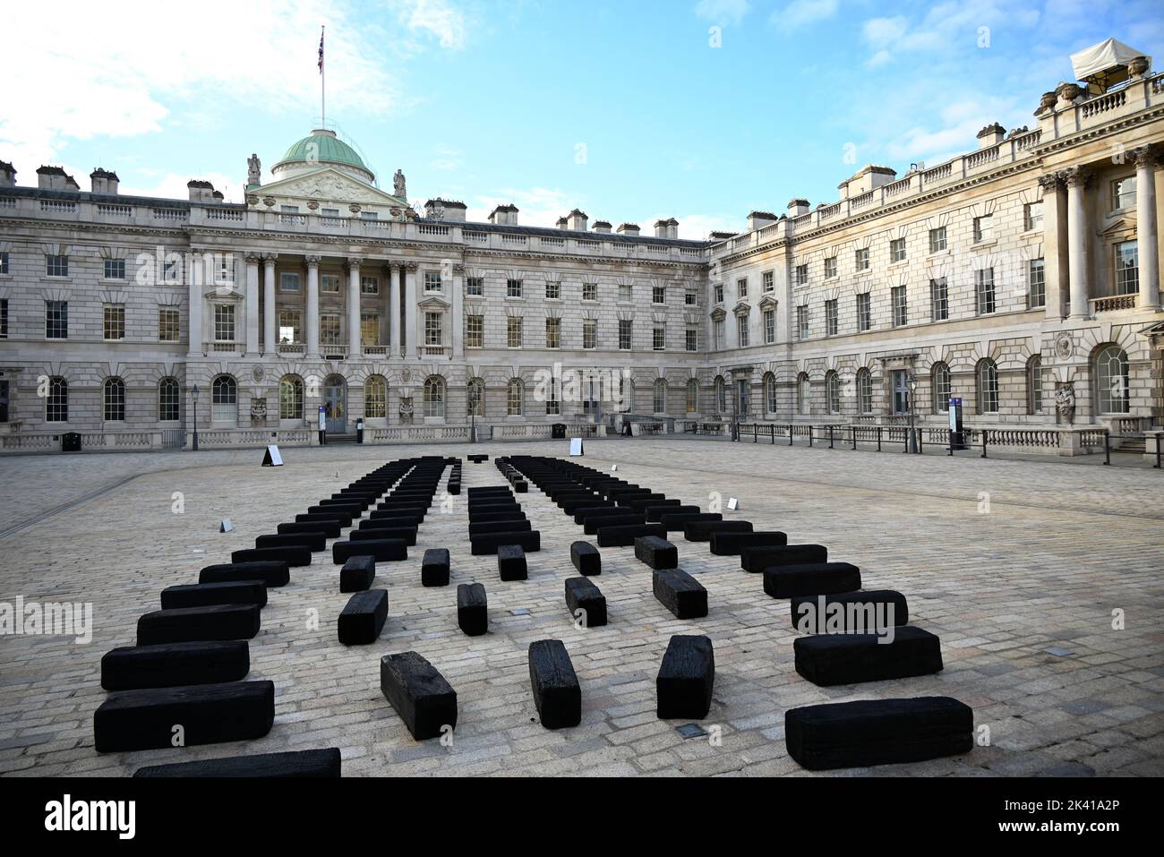 L'artiste interdisciplinaire Grada Kilomba apporte son installation acclamée par la critique O Barco/The Boat à Somerset House cet automne. Présentée au Royaume-Uni pour la première fois , la grande installation et la performance est spécialement présentée par Somerset House à l'occasion du 10th anniversaire de la Foire d'art contemporain africain de 1-54. Grada Kilomba est un artiste transdisciplinaire portugais basé à Berlin dont le travail tire sur la mémoire , traumatisme , genre et post-colonialisme ... Banque D'Images