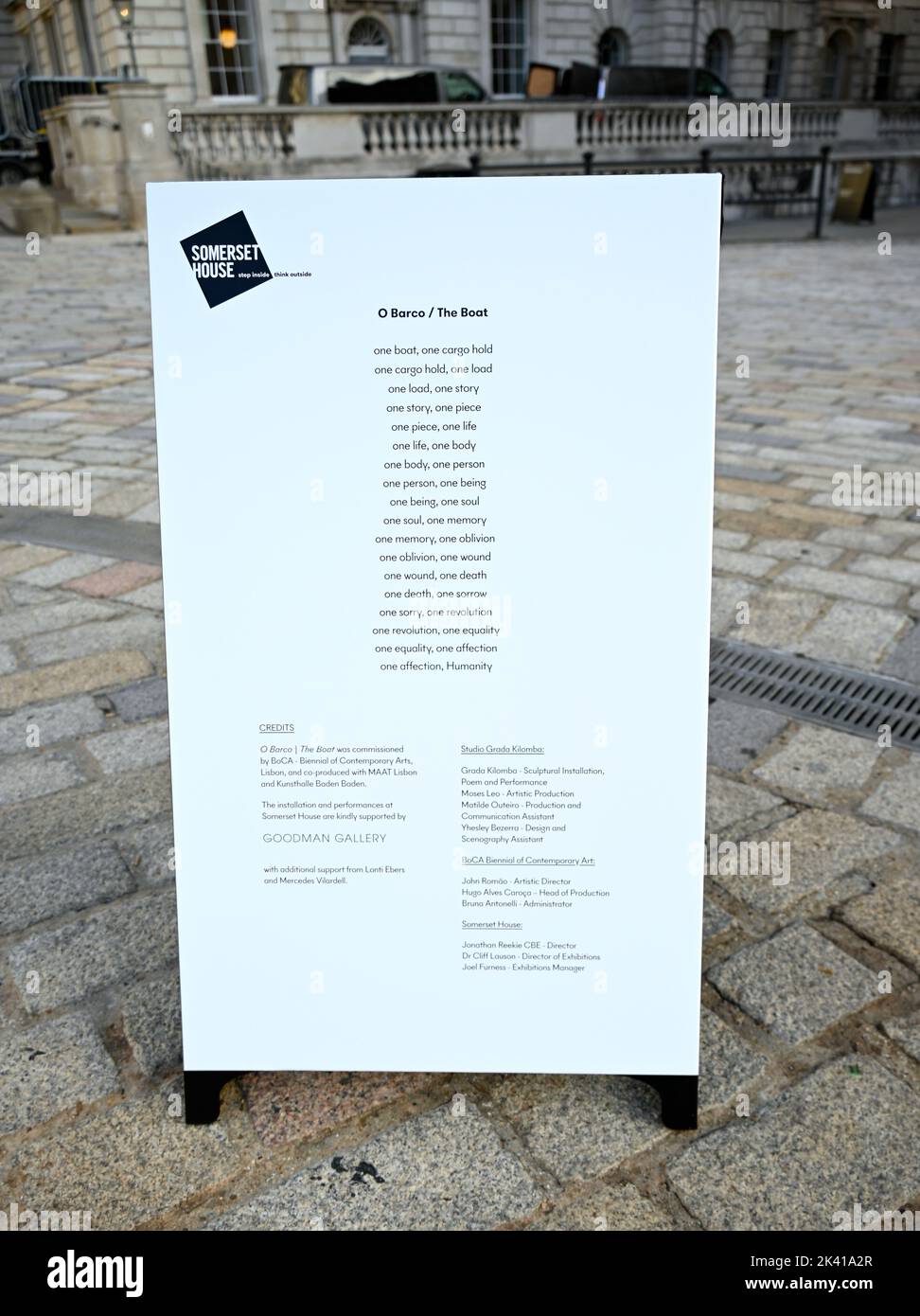 L'artiste interdisciplinaire Grada Kilomba apporte son installation acclamée par la critique O Barco/The Boat à Somerset House cet automne. Présentée au Royaume-Uni pour la première fois , la grande installation et la performance est spécialement présentée par Somerset House à l'occasion du 10th anniversaire de la Foire d'art contemporain africain de 1-54. Grada Kilomba est un artiste transdisciplinaire portugais basé à Berlin dont le travail tire sur la mémoire , traumatisme , genre et post-colonialisme ... Banque D'Images