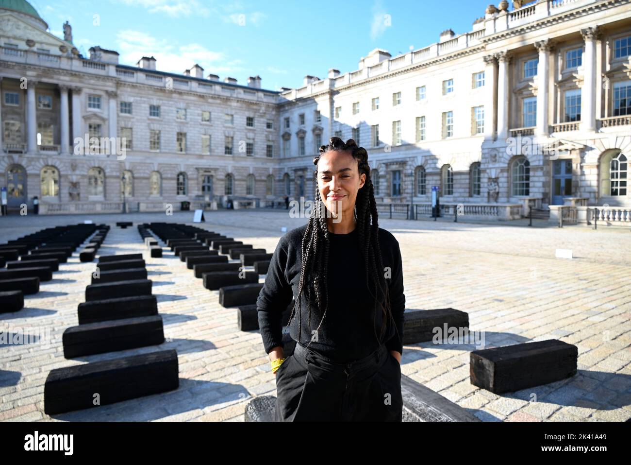 L'artiste interdisciplinaire Grada Kilomba apporte son installation acclamée par la critique O Barco/The Boat à Somerset House cet automne. Présentée au Royaume-Uni pour la première fois , la grande installation et la performance est spécialement présentée par Somerset House à l'occasion du 10th anniversaire de la Foire d'art contemporain africain de 1-54. Grada Kilomba est un artiste transdisciplinaire portugais basé à Berlin dont le travail tire sur la mémoire , traumatisme , genre et post-colonialisme ... Banque D'Images